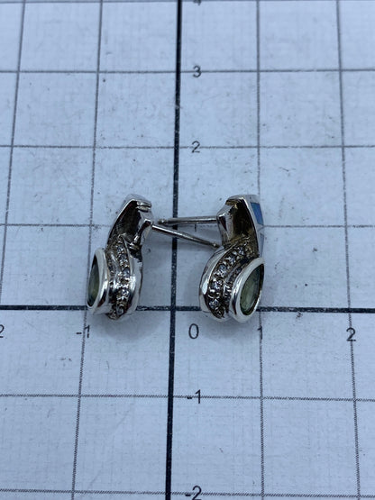 Aretes en pareja sobre rejilla de medición, largos 1.2 cm