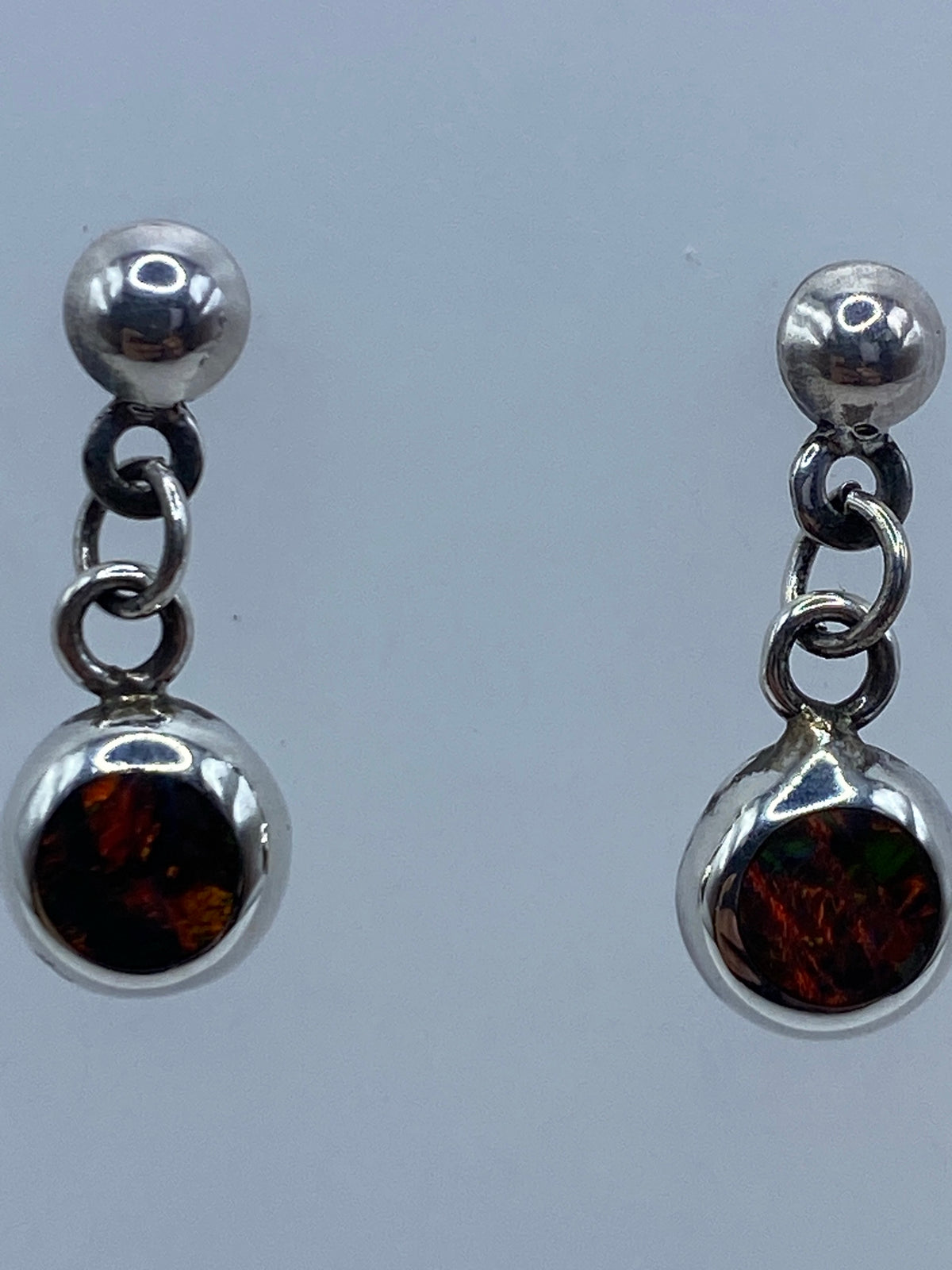 Aretes sobre regla métrica mostrando largo de 1.9 cm