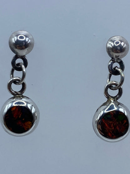 Aretes sobre regla métrica mostrando largo de 1.9 cm