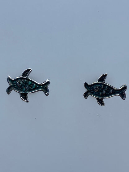 Aretes tortuga marina sobre regla de centímetros mostrando el largo de 1.1 cm