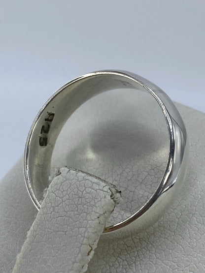 Anillo de plata minimalista puesto en dedo, brillante y perfecto