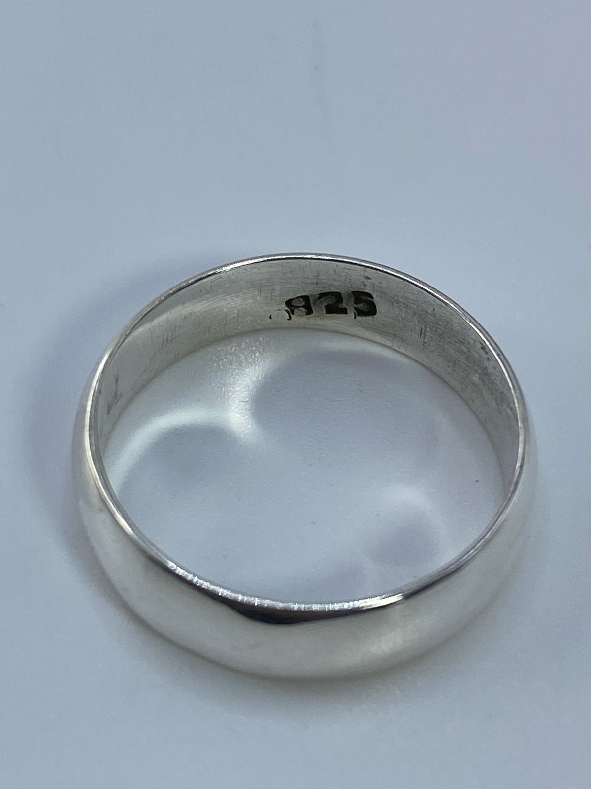 Vista lateral del anillo de plata 925 mostrando grosor y acabado espejo