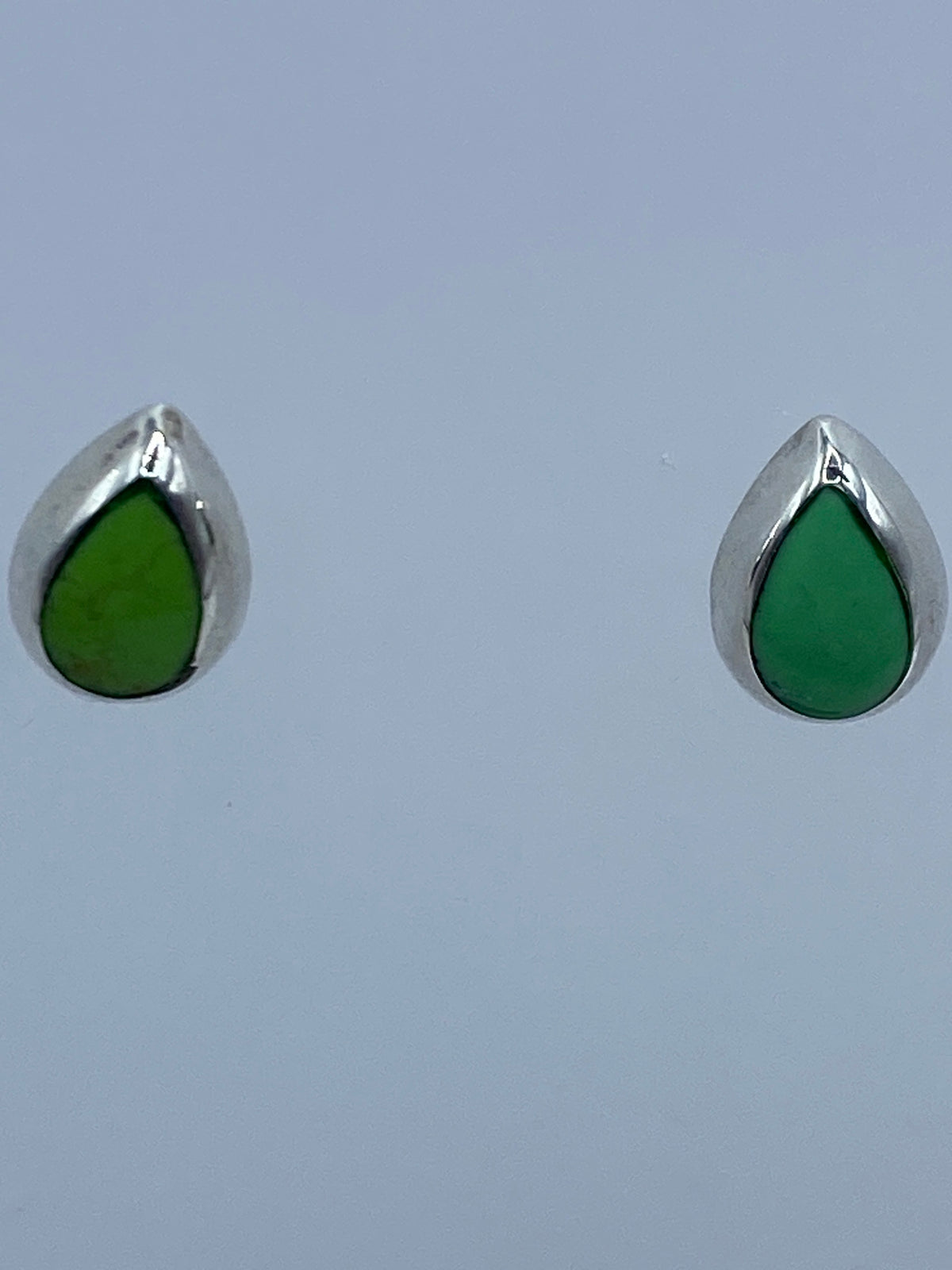 Aretes minimalistas de plata con piedra verde en la escala de medida, 1.1 cm de largo