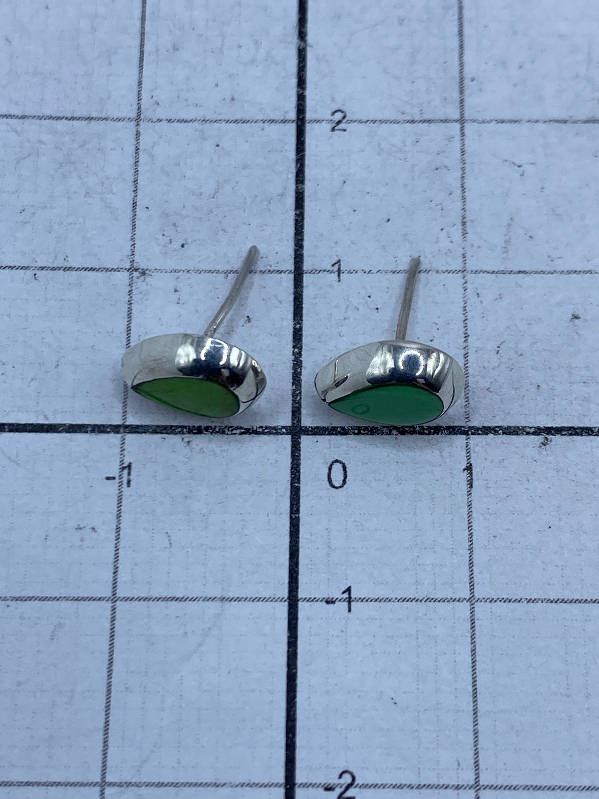 Reverso de los aretes de plata 925 mostrando el acabado pulido y el Quinto de autenticidad
