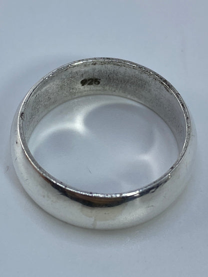 Anillo de plata sólido puesto en dedo, mostrando proporción y brillo