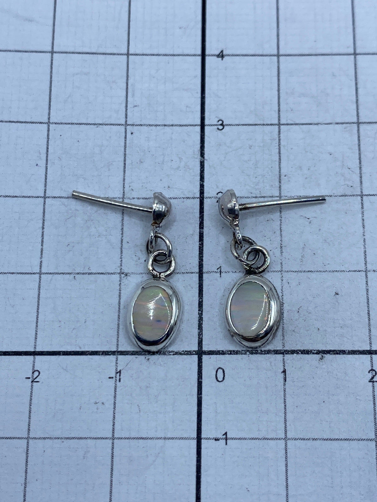 Aretes con postes de plata pura mostrando el Quinto 925 en el reverso