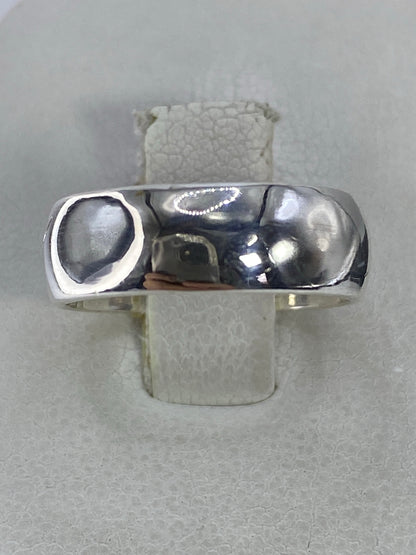 Anillo de plata 925 pulido en banda clásica, vista superior sobre fondo gris