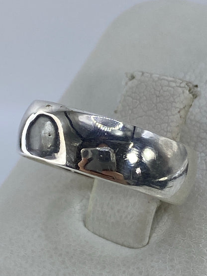Anillo de plata sin piedra, vista lateral mostrando el acabado pulido y el Quinto grabado