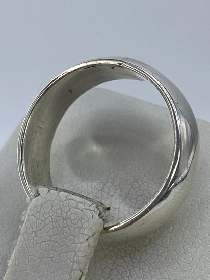 Anillo de plata en la mano, talla 6, demostrando el ajuste y proporción en la mano de una mujer