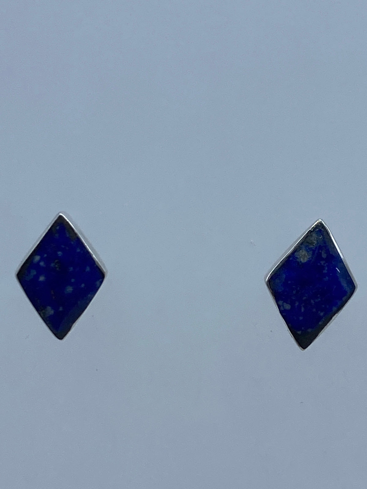 Pareja de aretes de plata con lapislázuli azul, tamaño minimalista