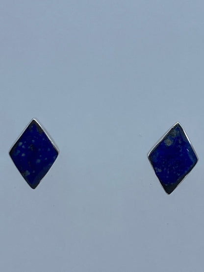 Pareja de aretes de plata con lapislázuli azul, tamaño minimalista