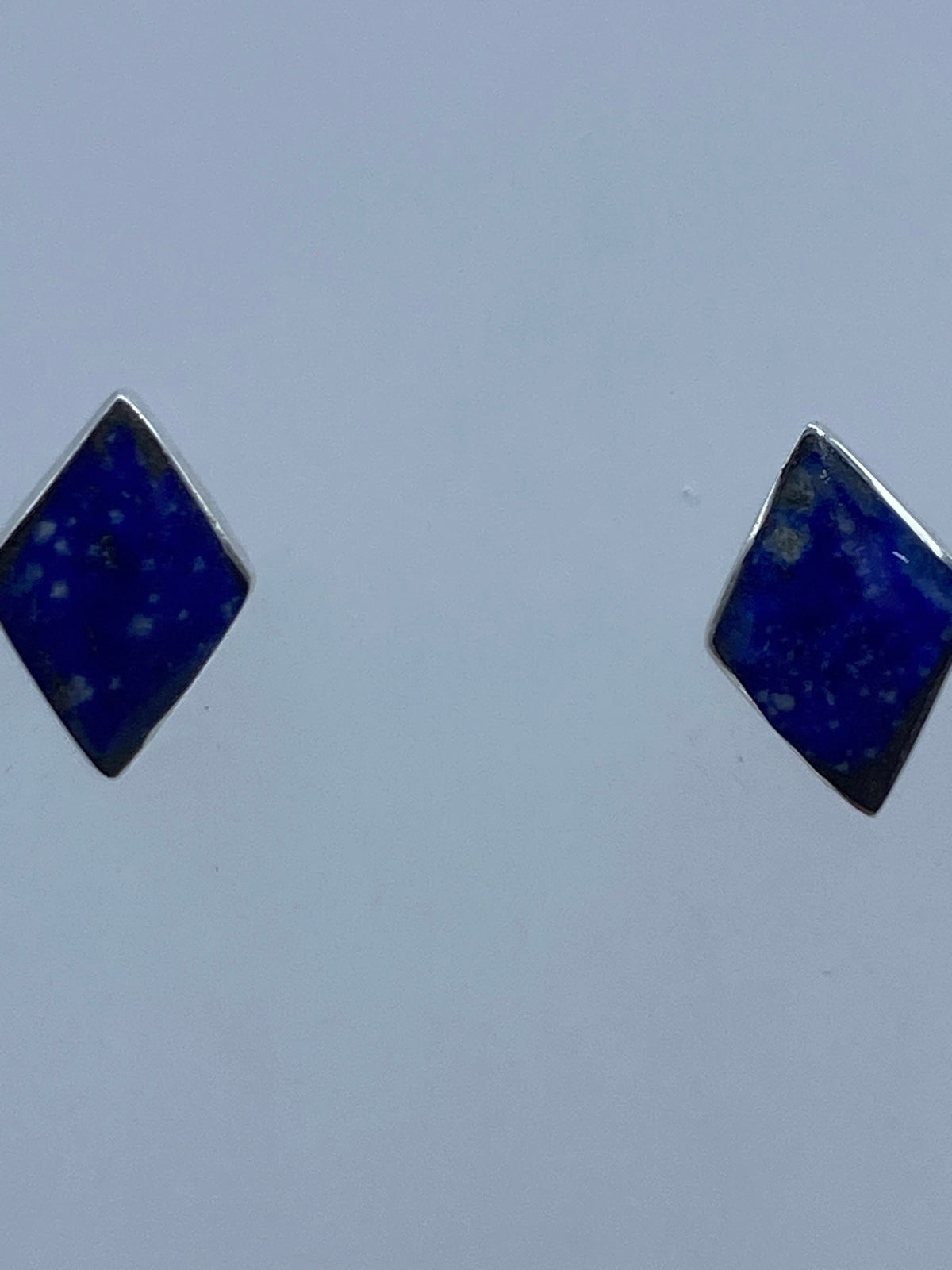 Detalle del engaste a mano del lapislázuli en el arete