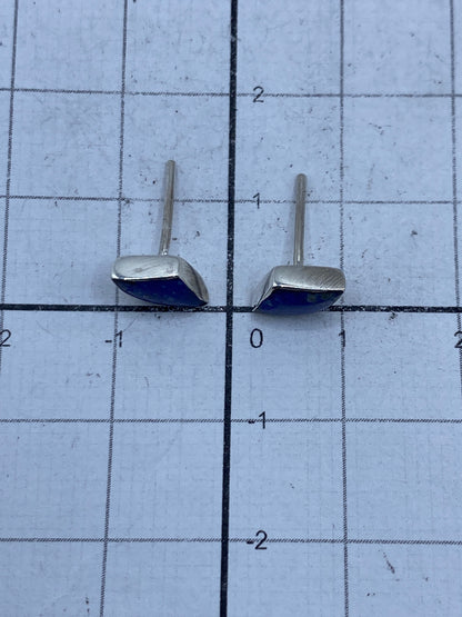 Dos aretes de plata 925 con lapislázuli lado a lado sobre fondo blanco