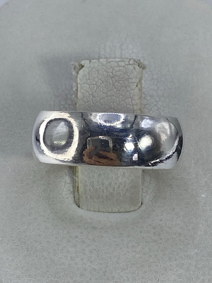 Anillo de plata 925 banda lisa pulida, vista frontal sobre fondo blanco