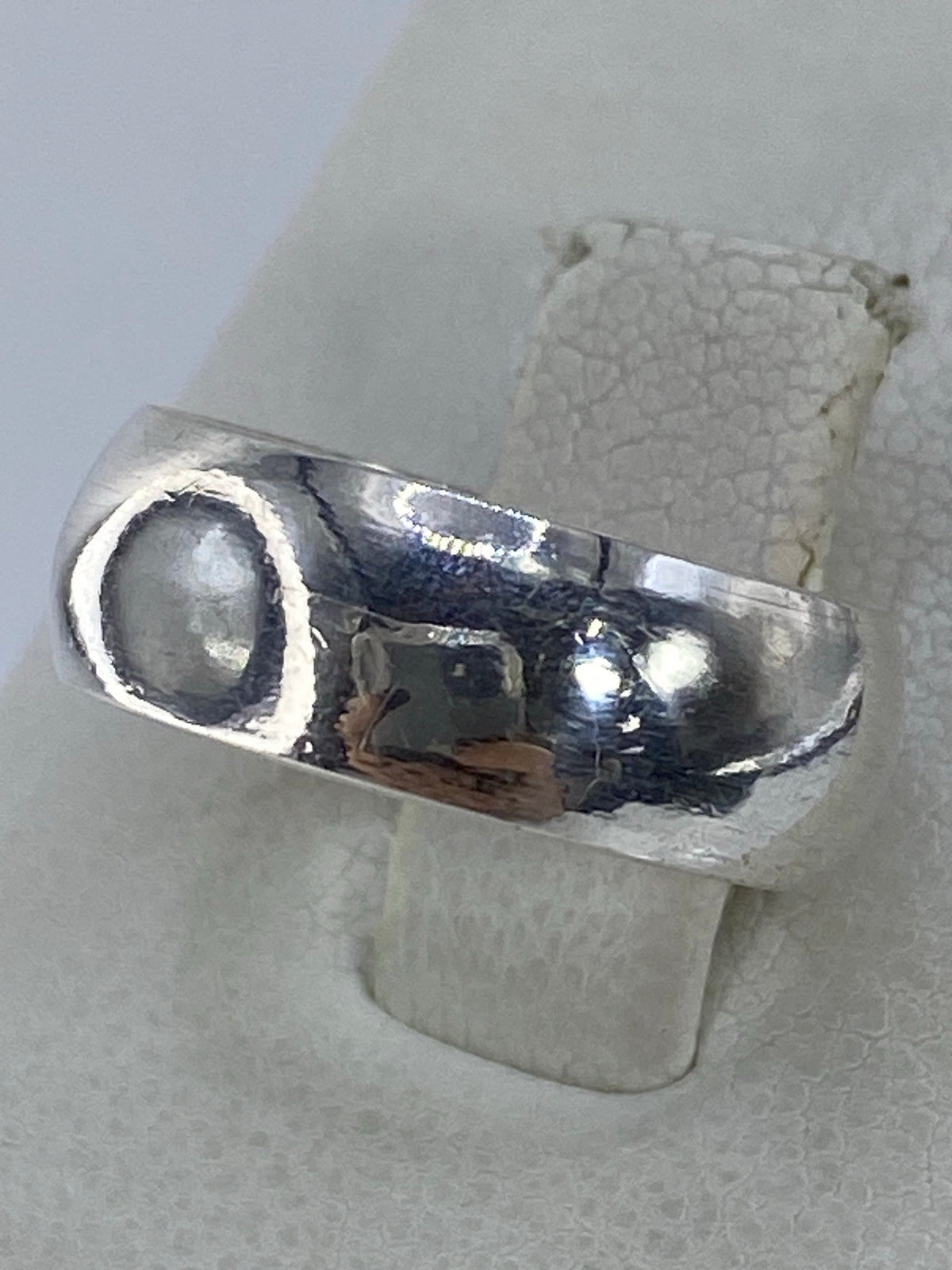 Detalle lateral del anillo banda mostrando el acabado pulido y el Quinto 925