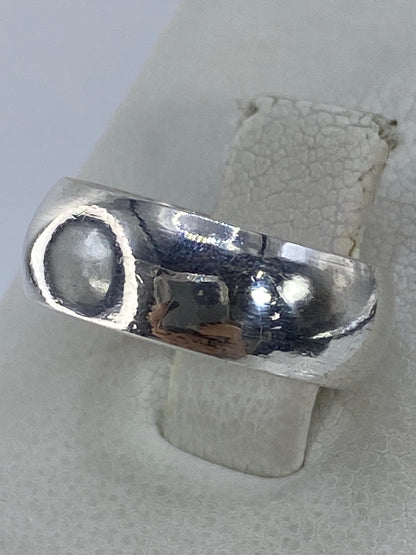 Detalle lateral del anillo banda mostrando el acabado pulido y el Quinto 925