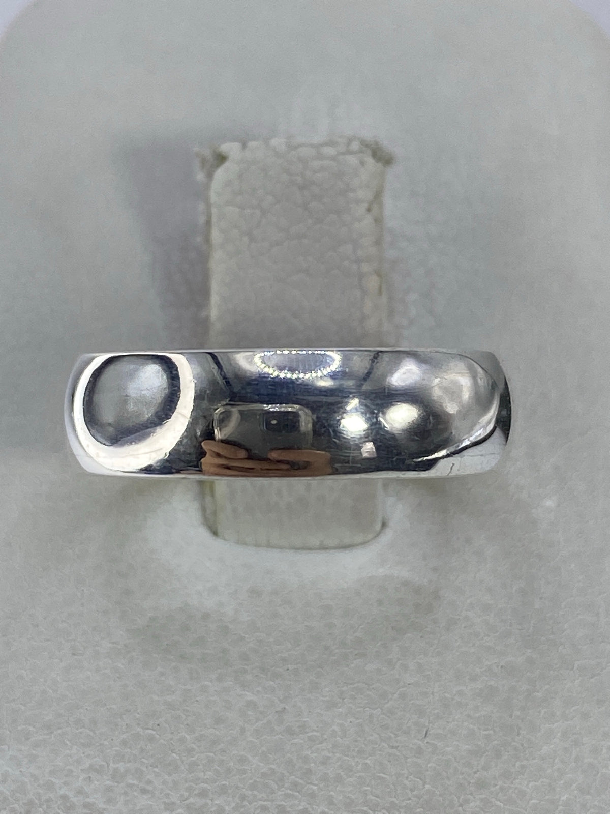 Anillo de plata 925 pulido minimalista visto desde arriba sobre fondo blanco