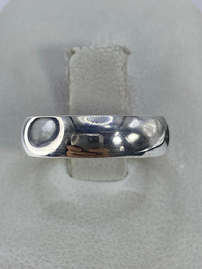 Anillo de plata 925 pulido minimalista visto desde arriba sobre fondo blanco