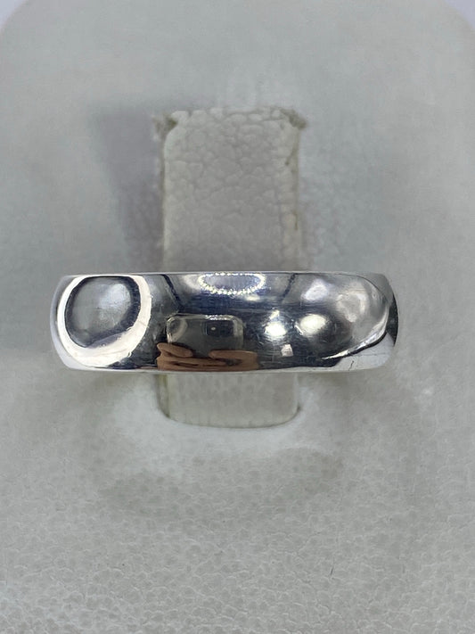 Anillo de plata 925 pulido minimalista visto desde arriba sobre fondo blanco
