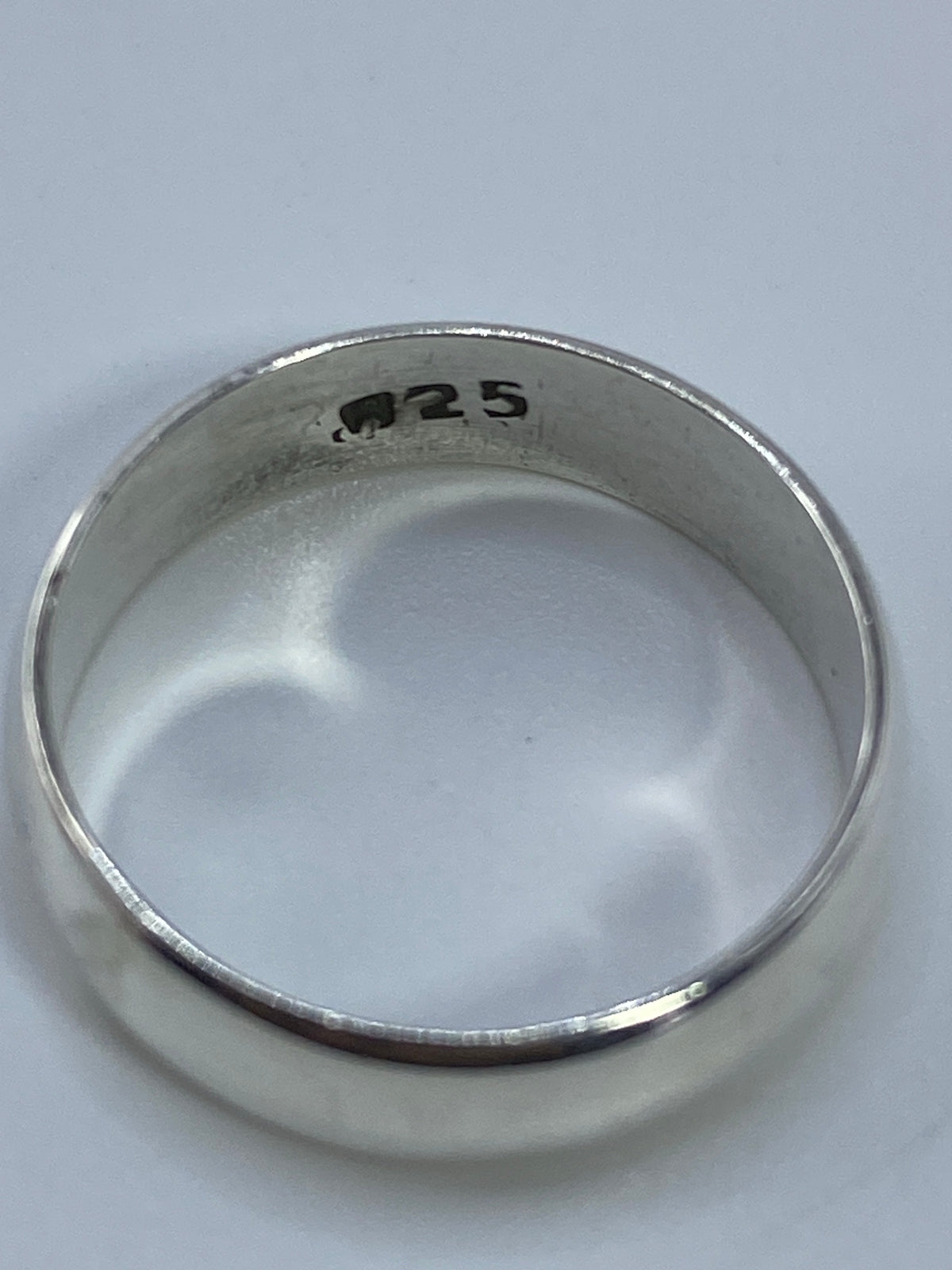 Anillo de plata pura en talla 7 puesto en dedo, diseño sencillo y elegante