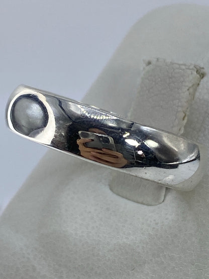 Vista lateral del anillo minimalista de plata con Quinto 925 grabado