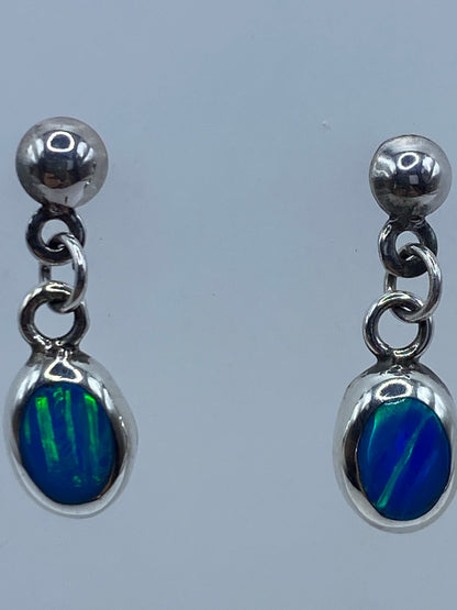 Aretes en escala con regla mostrando largo de 1.9 cm