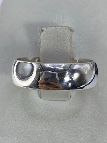 Anillo de plata 925 pulido en talla 7, visto desde arriba sobre fondo blanco