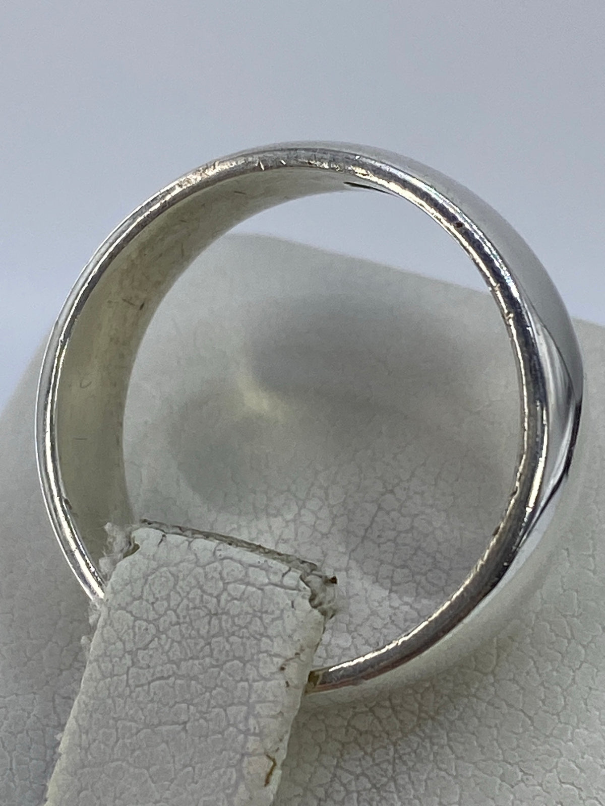 Anillo de plata en la mano mostrando el diseño minimalista y versátil