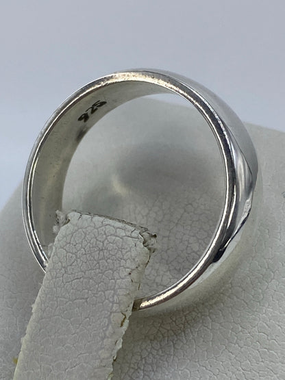 Anillo de perfil mostrando el grosor uniforme de la banda