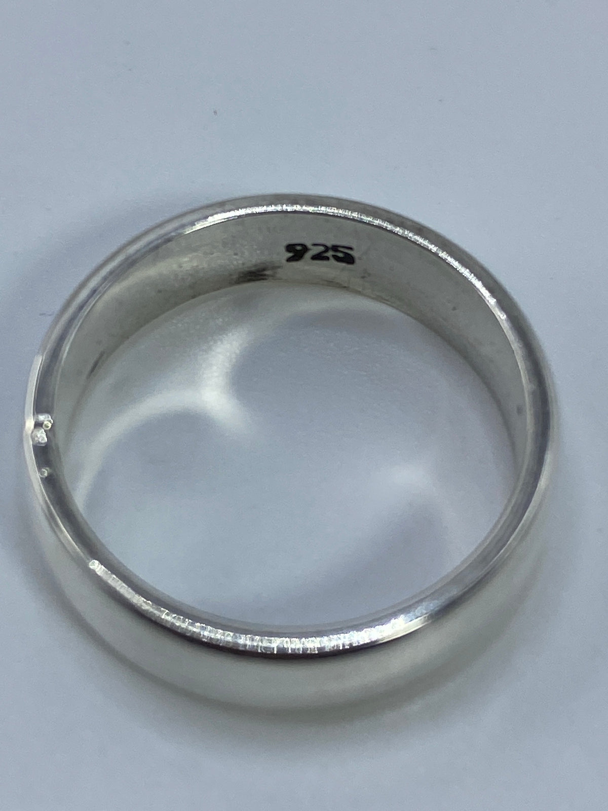 Detalle del interior del anillo con el sello 925 grabado