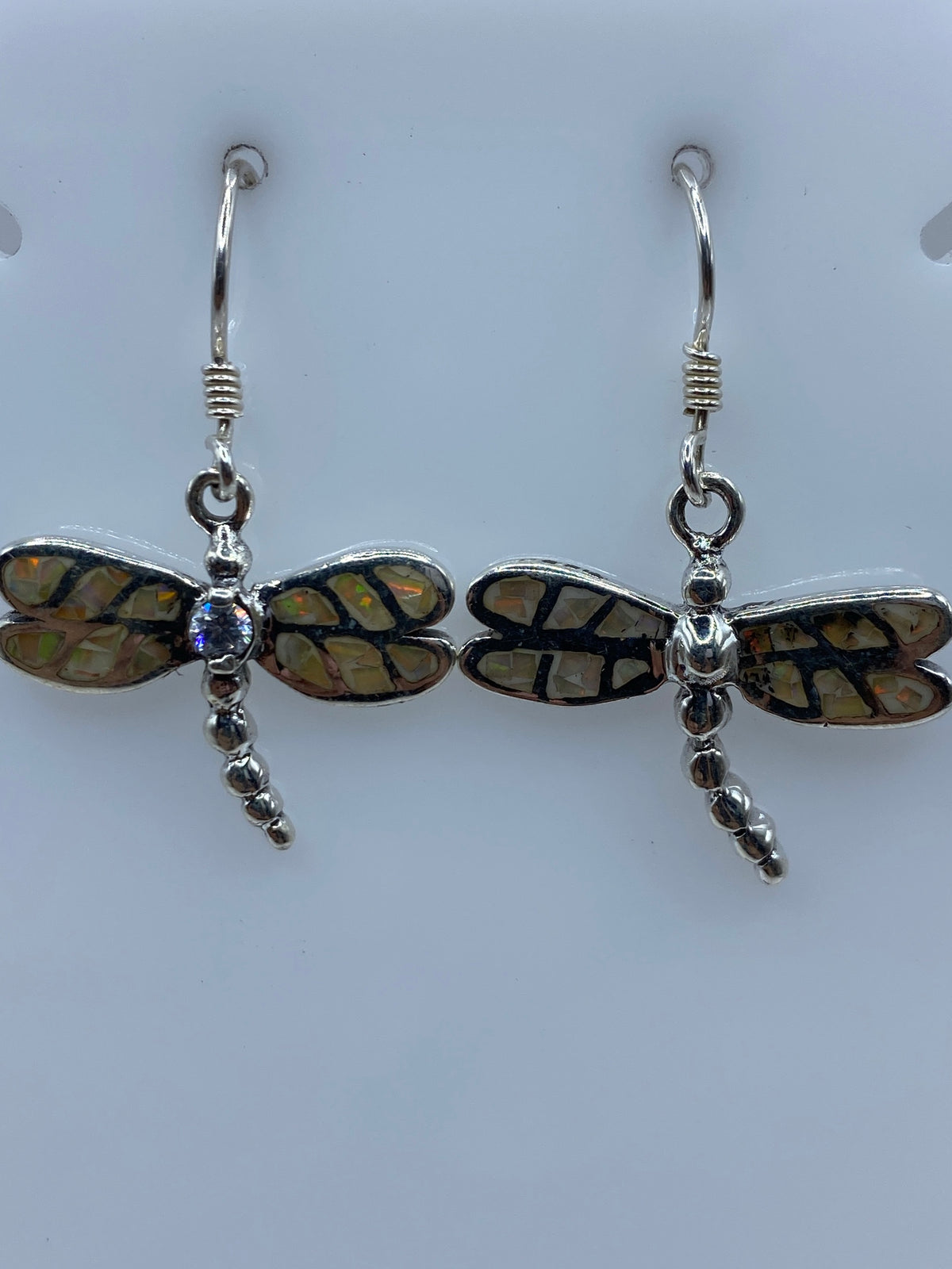 Detalle del ópalo de fuego mostrando sus colores naturales únicos y el engaste de plata