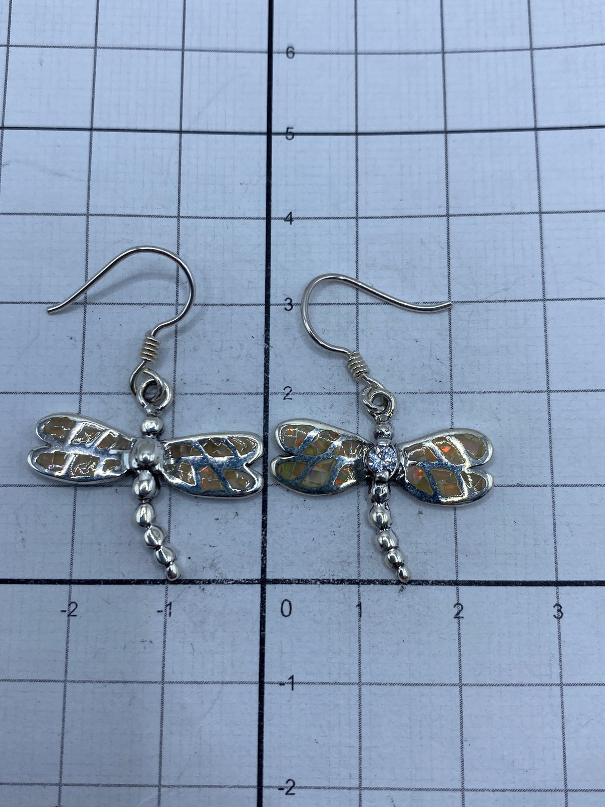 Aretes colocados lado a lado mostrando la medida de 3.3 cm