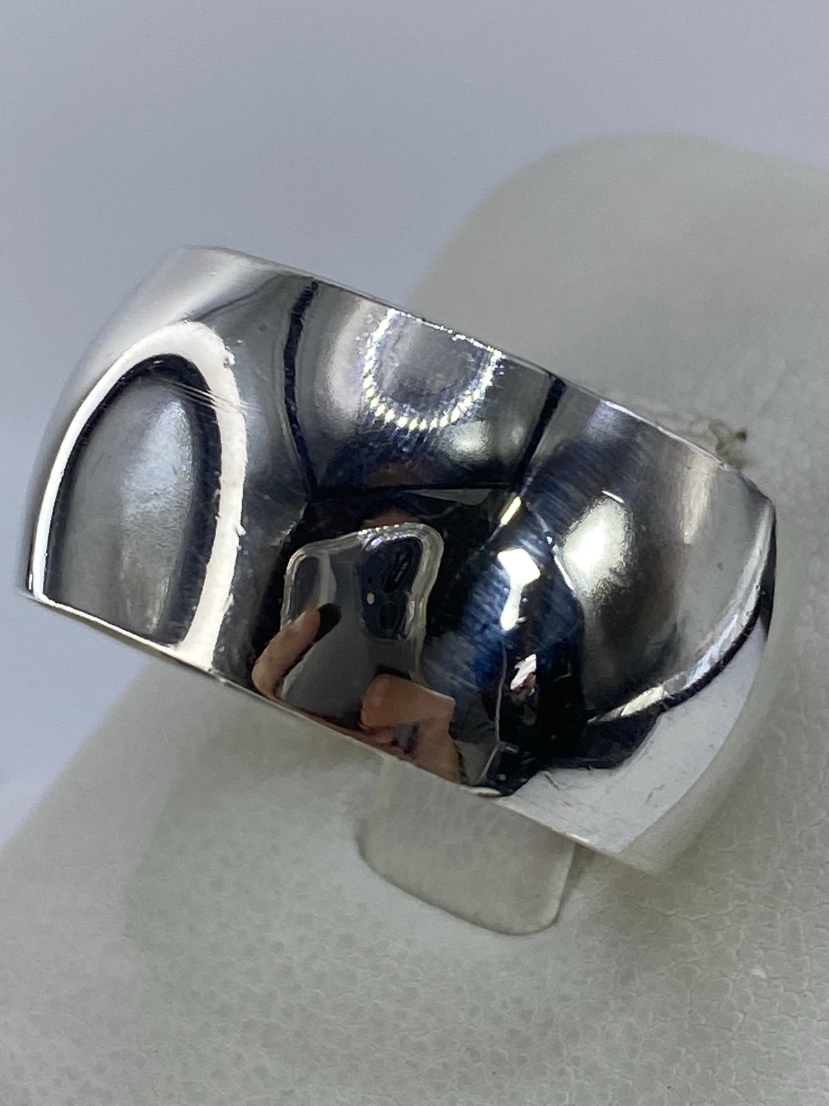 Vista frontal del anillo de plata 925 talla 13 con banda lisa y uniforme