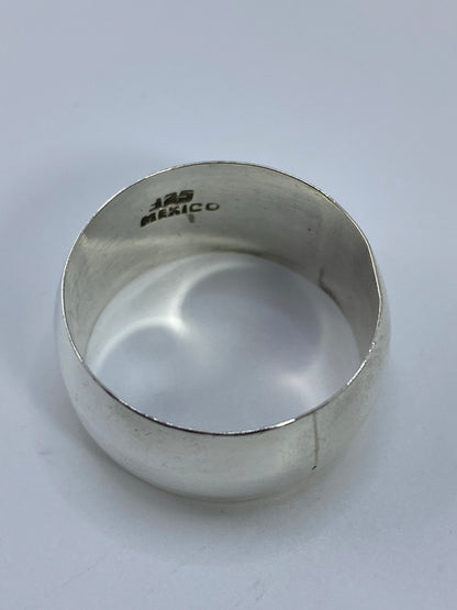 Anillo sobre balanza digital mostrando el peso de 10.45 gramos