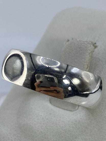 Detalle de la banda pulida del anillo mostrando brillo y acabado espejo
