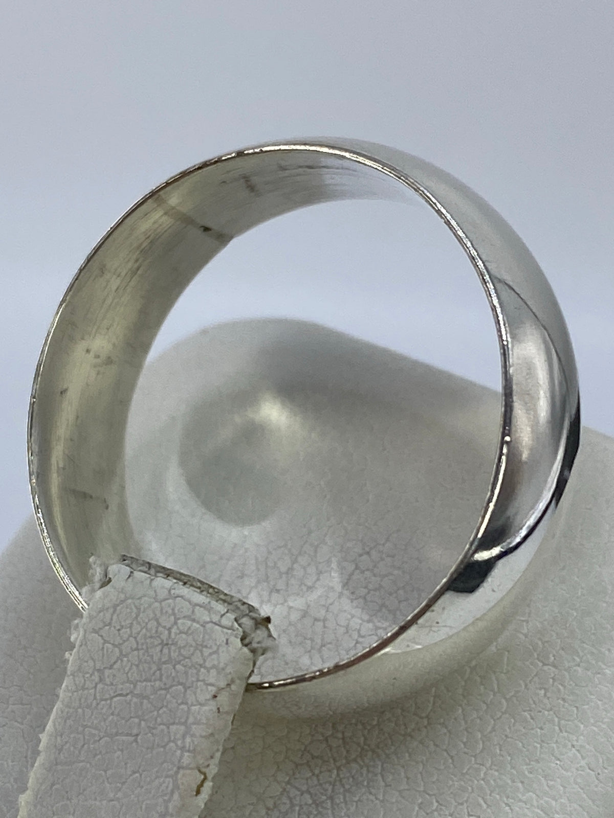 Anillo de plata colocado en dedo mostrando proporción y presencia