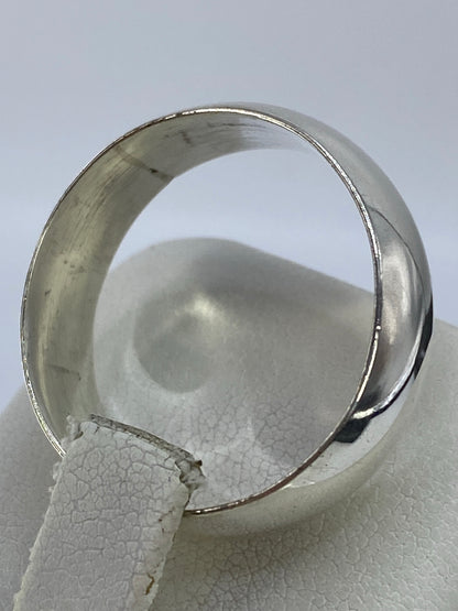 Anillo de plata colocado en dedo mostrando proporción y presencia