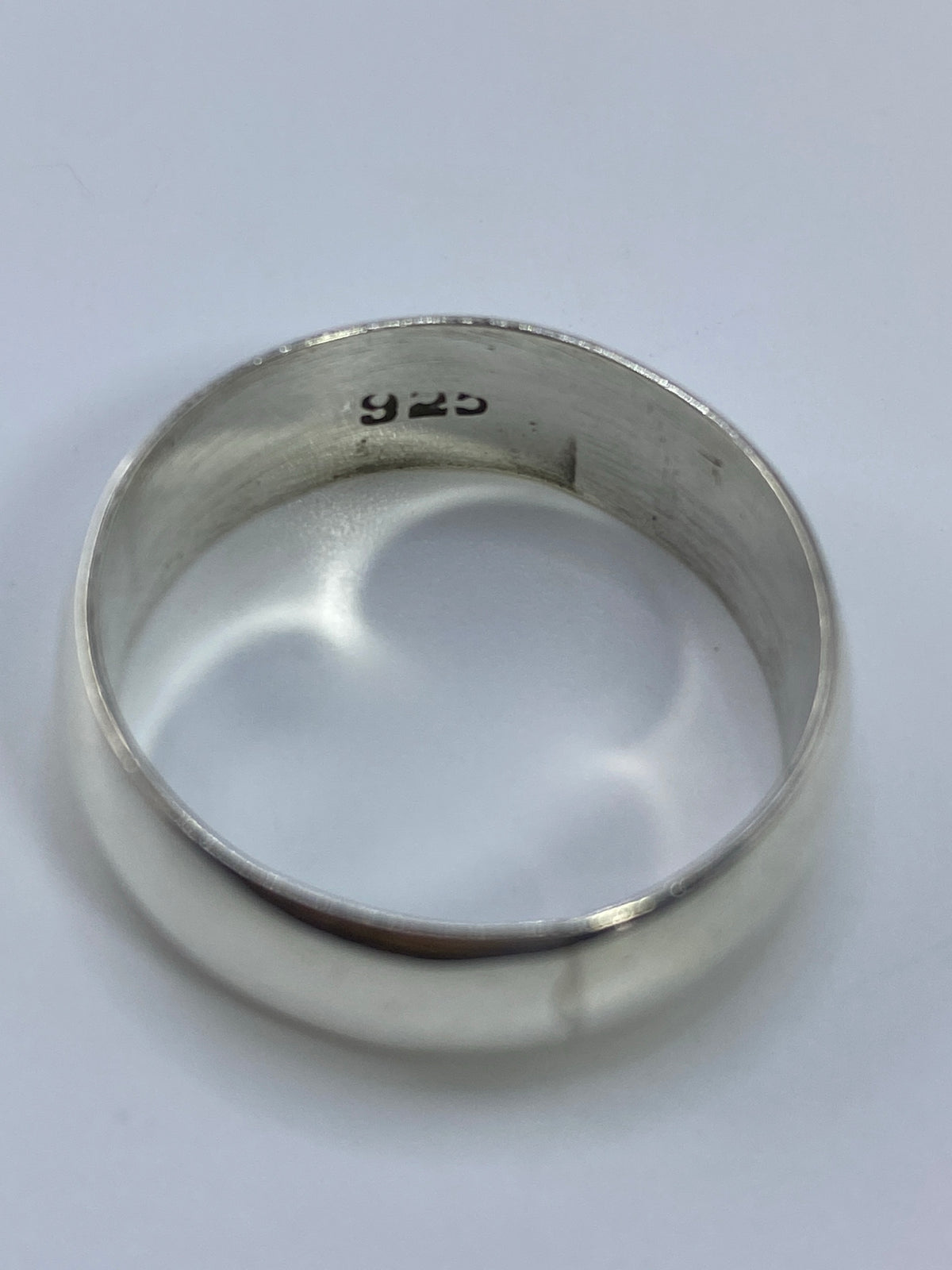 Anillo sobre fondo blanco con el Quinto 925 visible en el interior