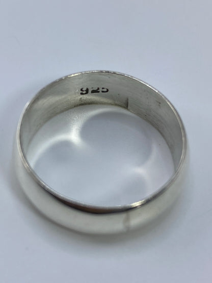 Anillo sobre fondo blanco con el Quinto 925 visible en el interior