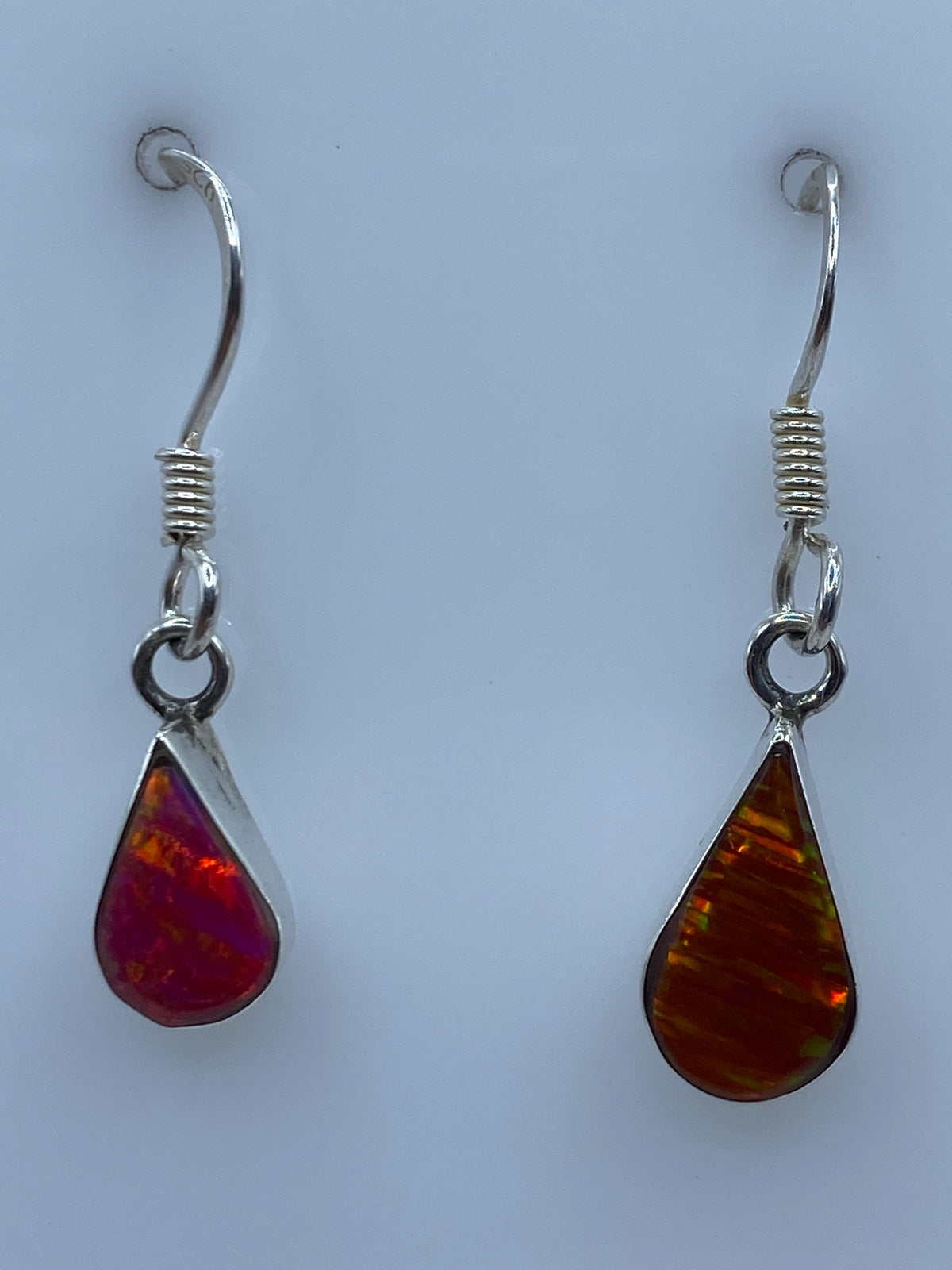 Par de aretes de plata con ópalo de fuego multicolor, gancho francés, vista frontal
