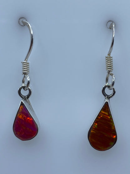 Par de aretes de plata con ópalo de fuego multicolor, gancho francés, vista frontal