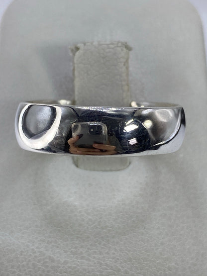 Anillo de plata 925 minimalista pulido en la mano, vista frontal