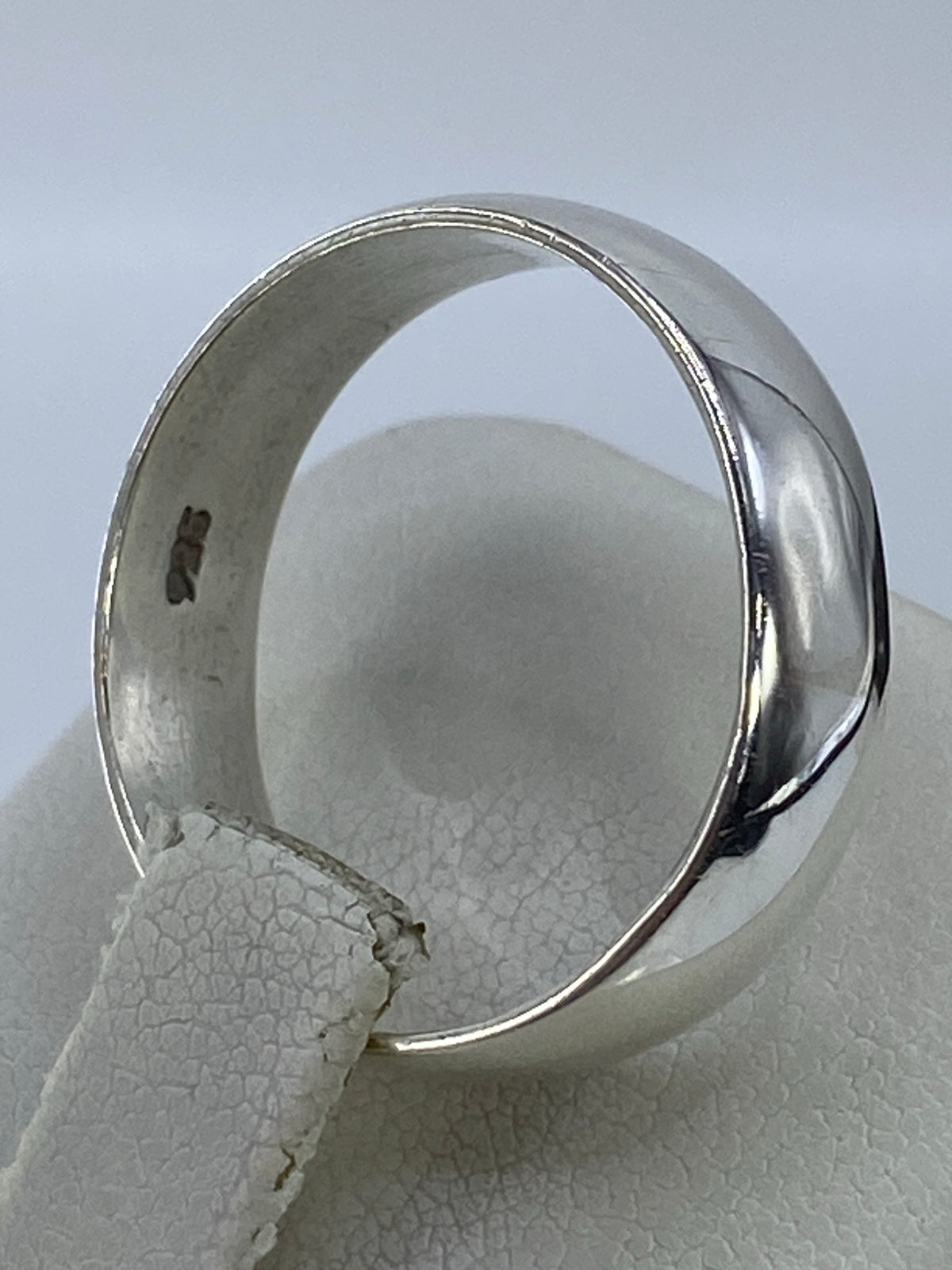 Detalle del interior del anillo mostrando el Quinto 925