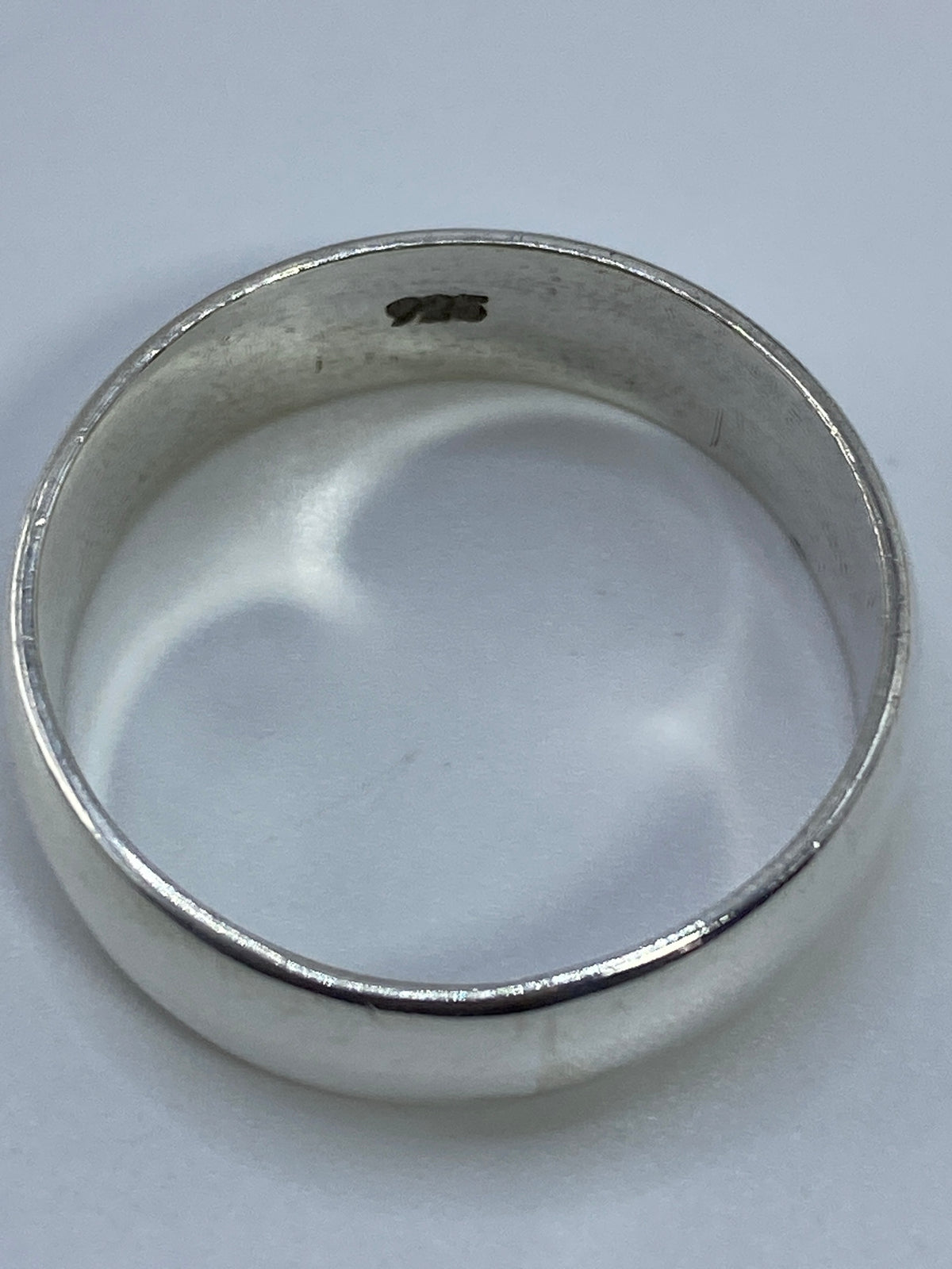 Anillo de plata sobre la escala de peso digital marcando 5.03 gramos