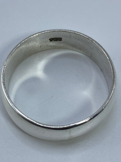 Anillo de plata sobre la escala de peso digital marcando 5.03 gramos