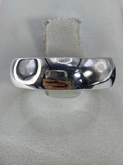 Anillo de plata 925 banda clásica pulida en la mano de una persona