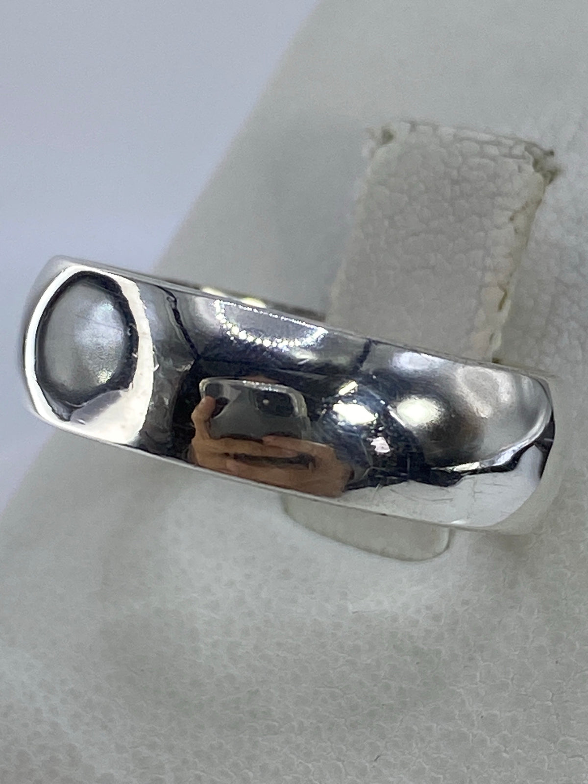 Vista frontal del anillo banda clásico con acabado pulido brillante