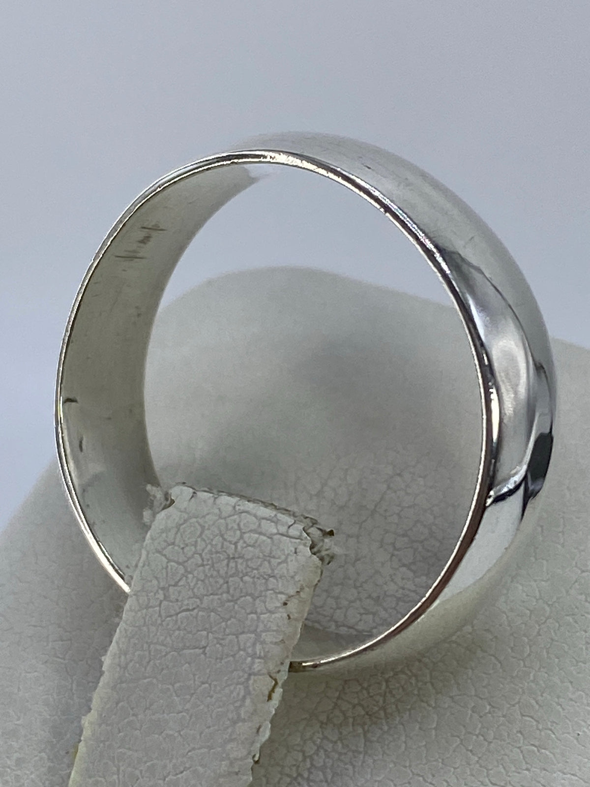 Anillo sobre fondo blanco mostrando el sello 925 en el interior