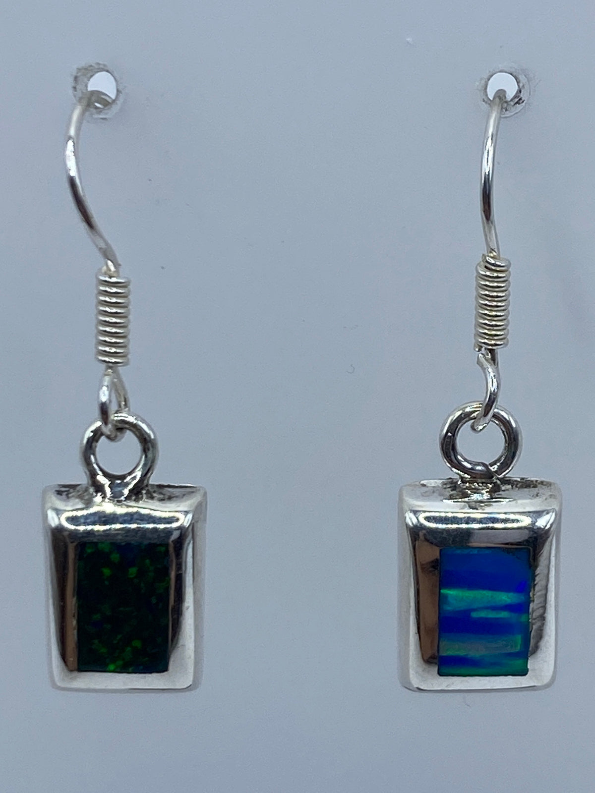 Detalle del engaste de ópalo de fuego en plata, mostrando los tonos azules y reflejos de fuego