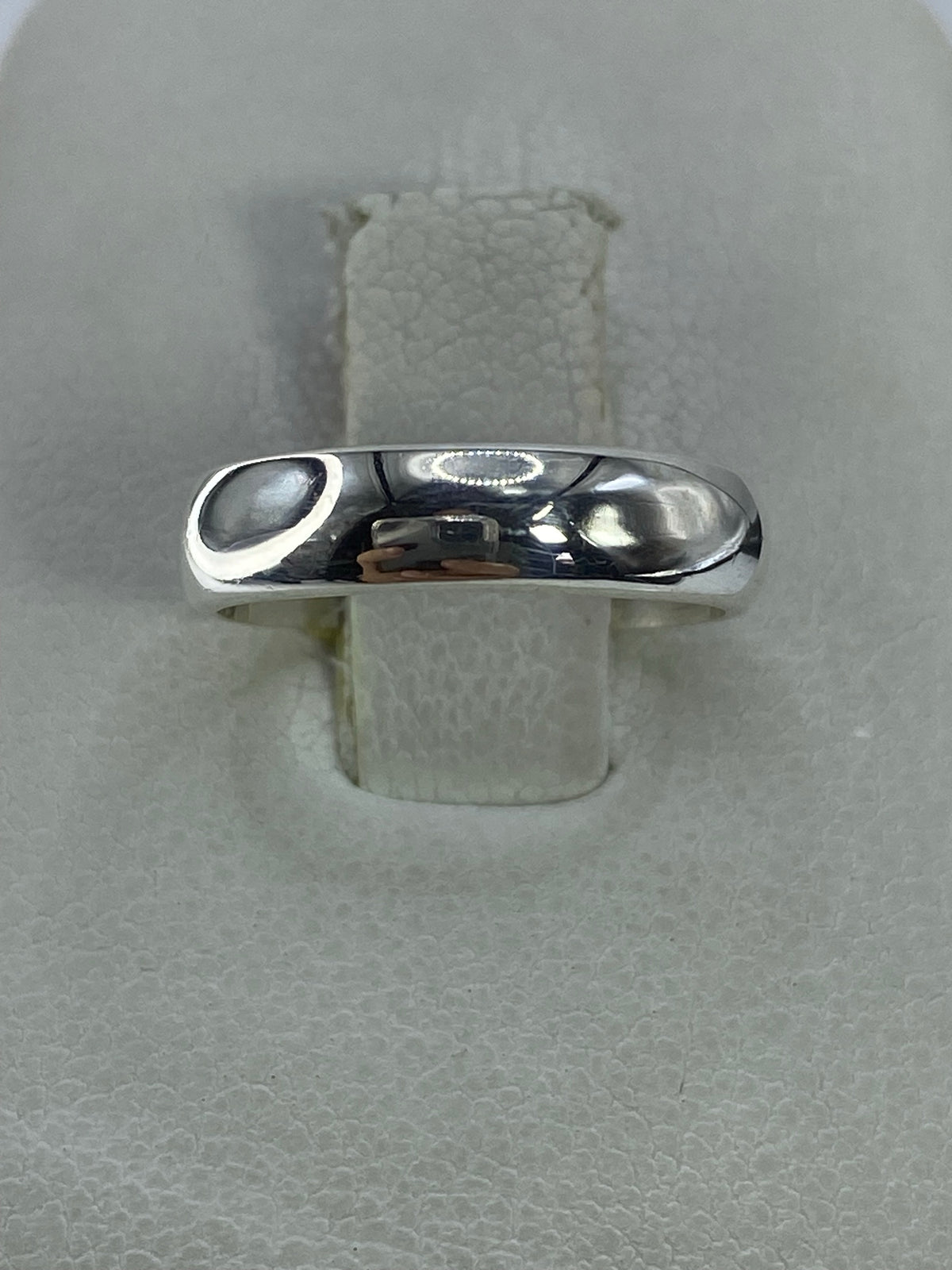 Anillo de plata 925 minimalista banda lisa en dedo anular de mujer